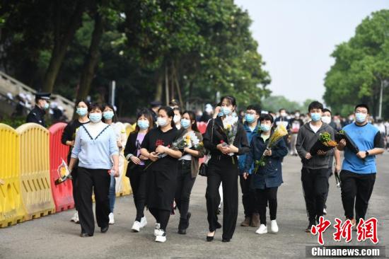 袁隆平遗体告别仪式将举行 民众到殡仪馆前献花悼念休闲区蓝鸢梦想 - Www.slyday.coM