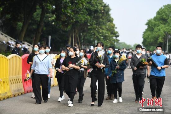 举袁隆平遗体告别仪式将行 民众到殡仪馆献花悼念休闲区蓝鸢梦想 - Www.slyday.coM