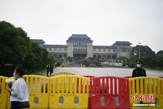 举袁隆平遗体告别仪式将行 民众到殡仪馆献花悼念休闲区蓝鸢梦想 - Www.slyday.coM