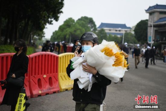 举袁隆平遗体告别仪式将行 民众到殡仪馆献花悼念休闲区蓝鸢梦想 - Www.slyday.coM