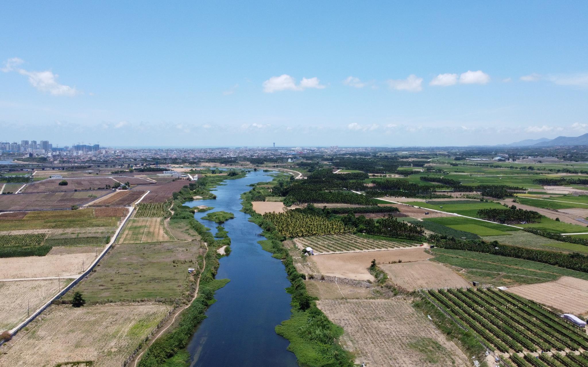 位于三亚宁远河岸边的南滨农场及周边的大片耕地,都是各个研究机构的
