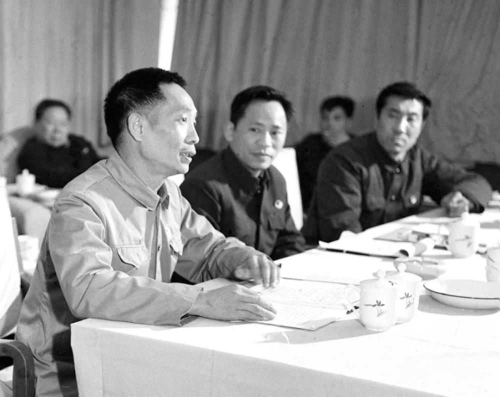 ↑1978年3月21日，全国科学大会上，湖南省代表袁隆平在小组会上发言。新华社记者 刘少山 摄