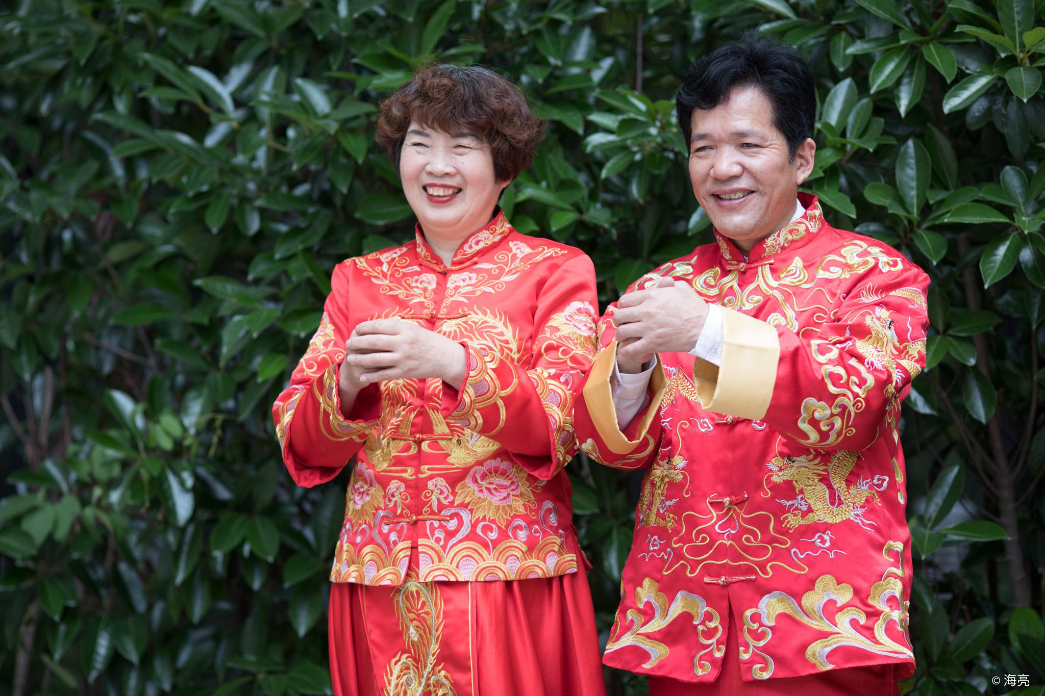 百岁老人拍下全家福 结婚36年夫妻有了婚纱照