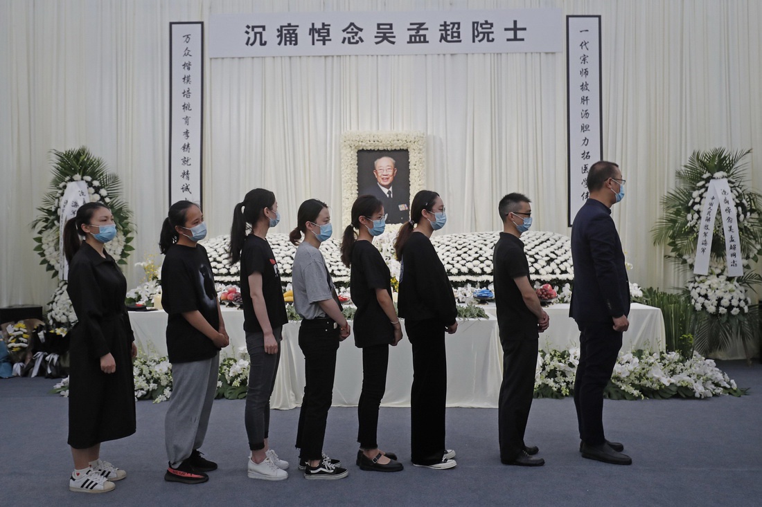 两位国士相继去世,各地民众悲痛送别