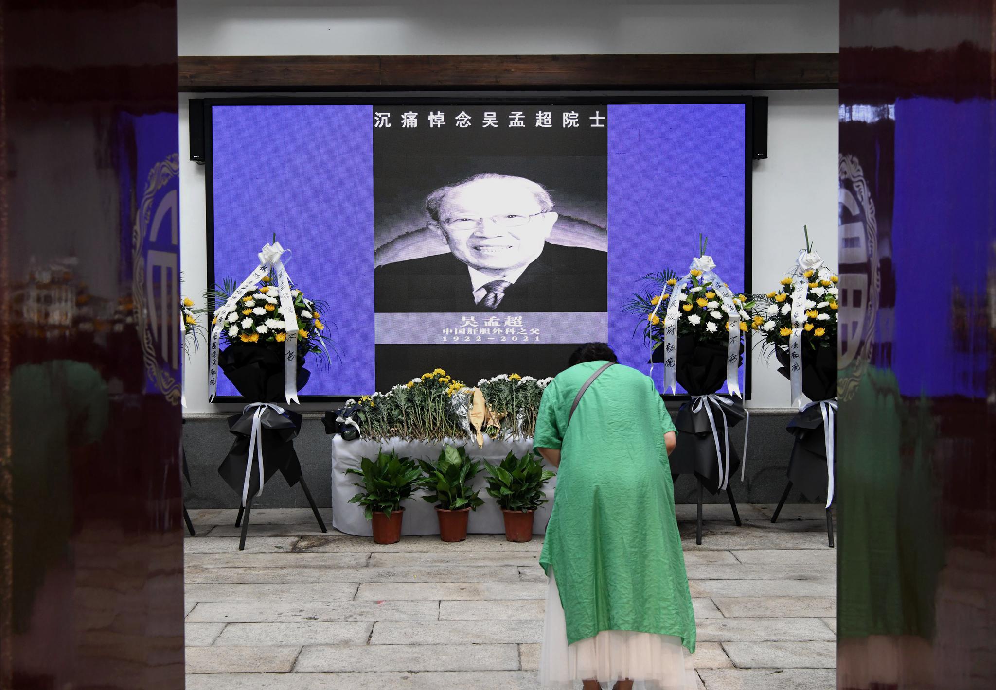 两位国士相继去世,各地民众悲痛送别
