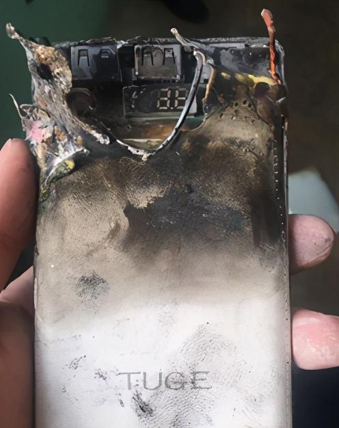 充电宝爆燃,女大学生求助,接下来的教科书式操作很赞|灭火器_新浪新闻
