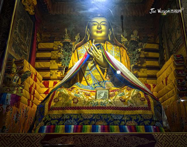 1300两黄金10000两白银修建屋顶青海绝不能错过的景色塔尔寺