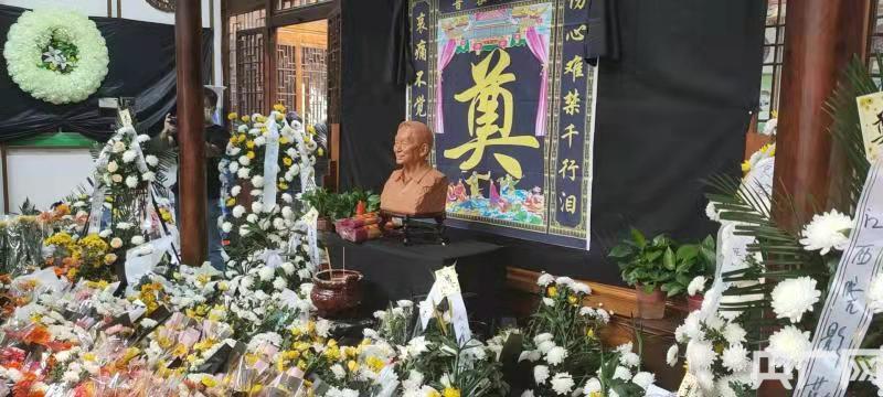 数千群众在袁老祖宅悼念国士