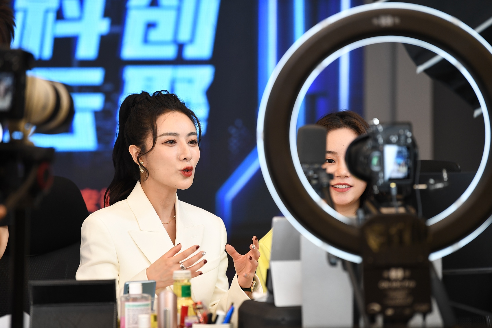 薇娅被曝卖山寨货:议价能力下滑,超级主播“不香”了?_新浪财经_新浪网