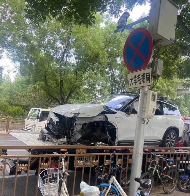 建国门一蔚来es8冲入隔离带车头损毁严重事故原因不明