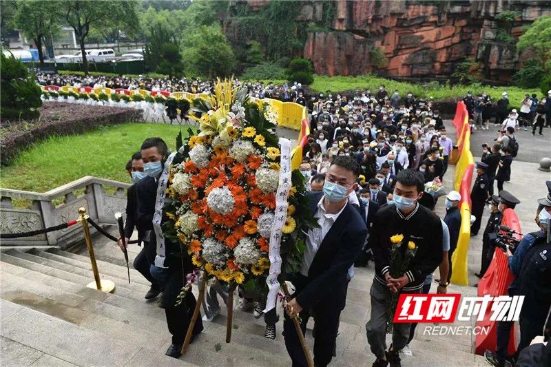 横幅下方是袁隆平同志的遗像