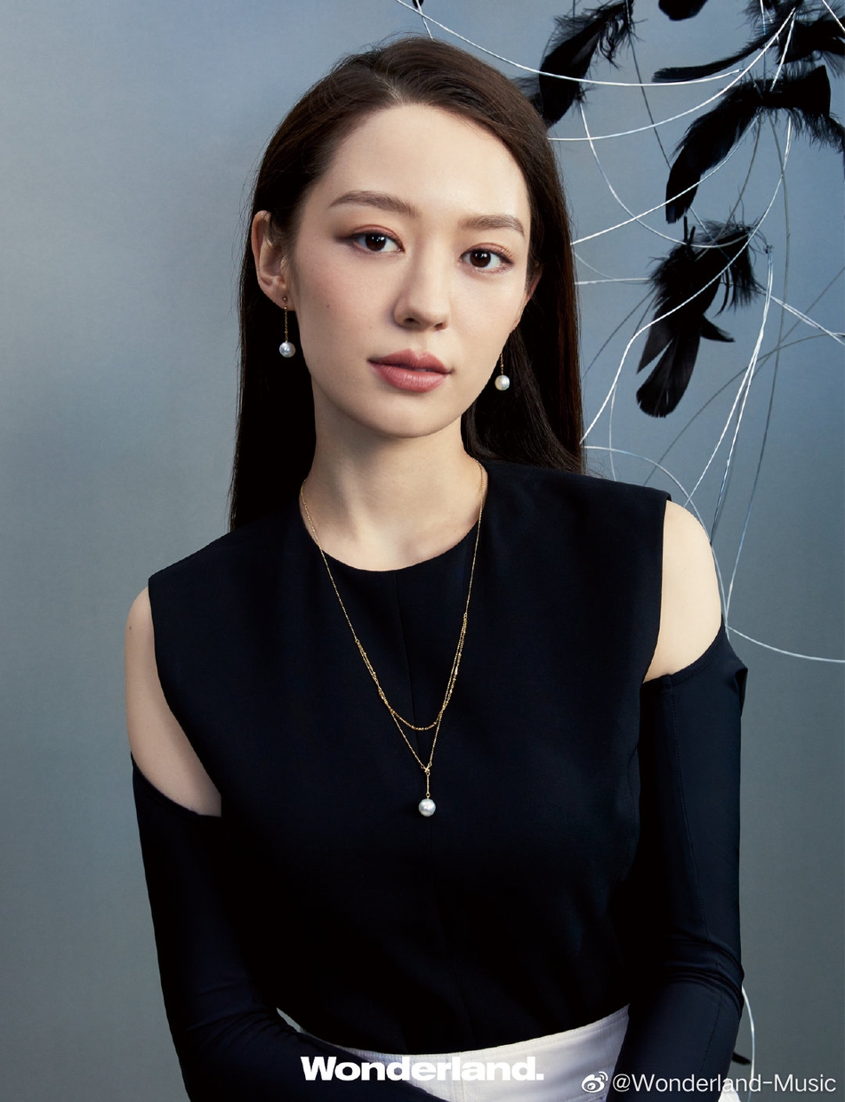 吉娜穿黑色西服套装 五官精致气质绝佳