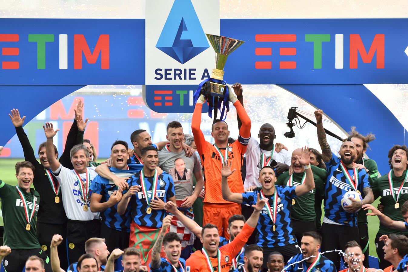 国际米兰捧起第19座联赛冠军