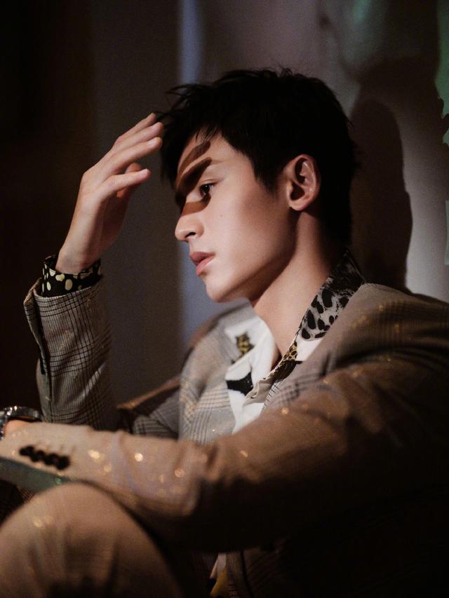 张哲瀚宫廷造型 变身复古有型的绅士