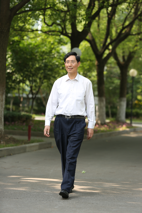 为让国人用上中国科学家研制的好药，他在科研路上日夜兼程 ｜百年初心奋斗者休闲区蓝鸢梦想 - Www.slyday.coM