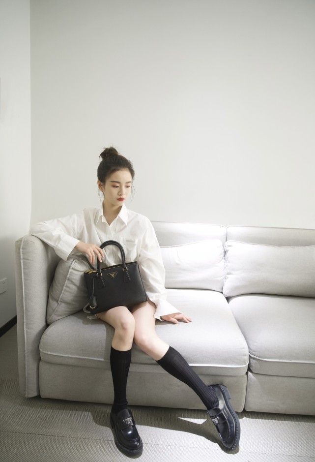 李庚希虽然五官普通,但是气质很出众,身材高挑,也是一