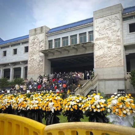 在长沙市明阳山殡仪馆铭德厅举行,今天,袁隆平同志遗体送别仪式砸得人