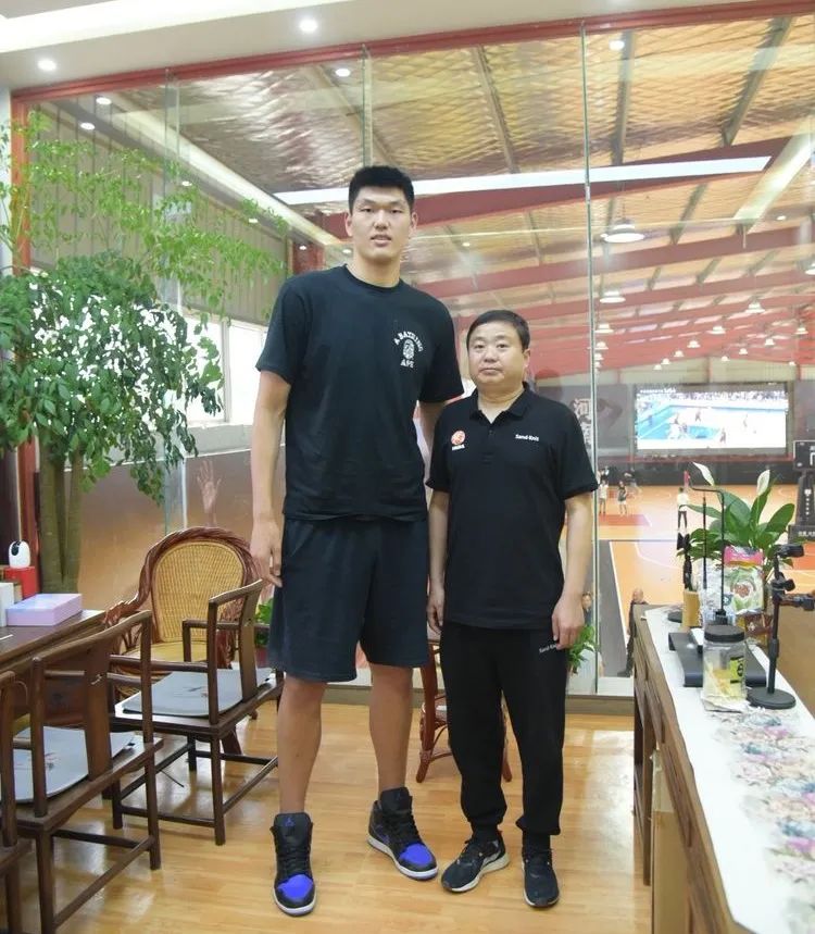 濮阳籍中国男篮队员刘传兴回家啦