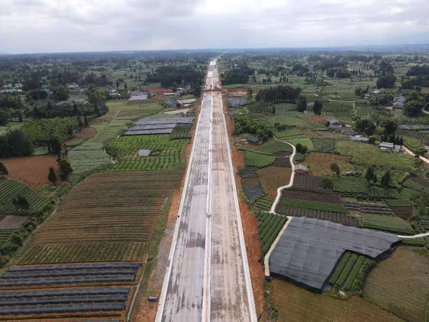 正在建设的成雅快速路(雅安段)穿过特色农业产业区(受访者供图)