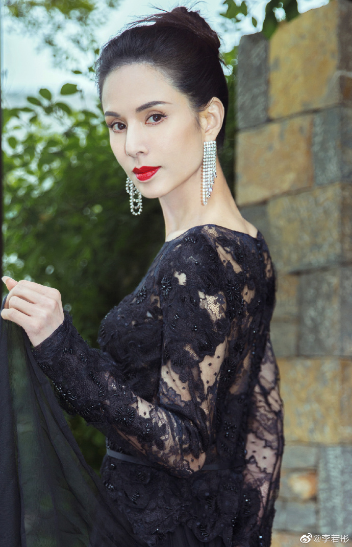 李若彤穿黑色透视裙大秀身材|李若彤_新浪新闻