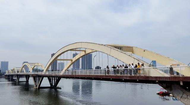 河南南阳:淯阳桥开放首日,市民纷纷打卡留念|河南省|南阳市_新浪新闻