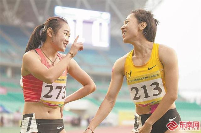 梁小静(左)与葛曼棋 福建日报记者林熙 摄