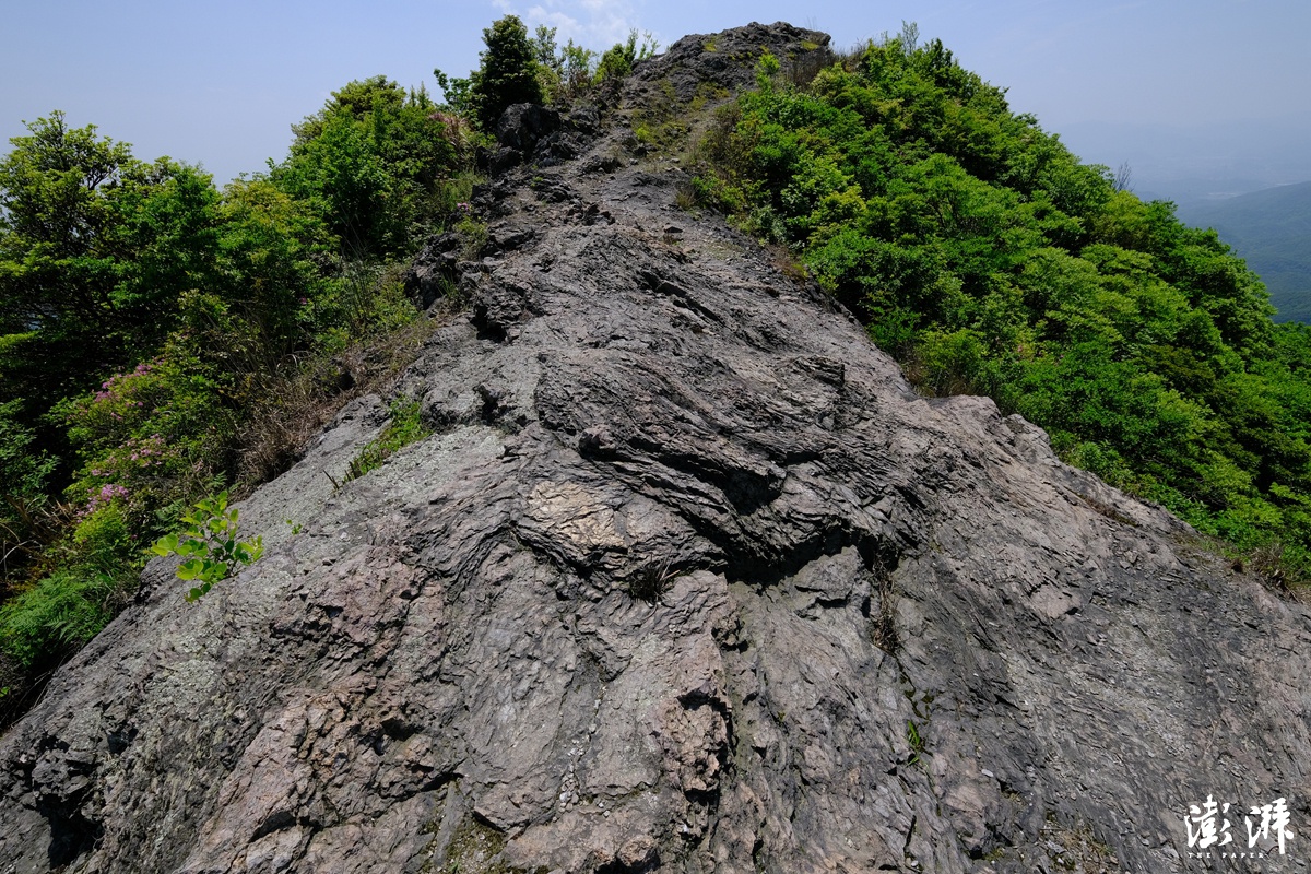 山脊线上的奇形怪状的岩石.
