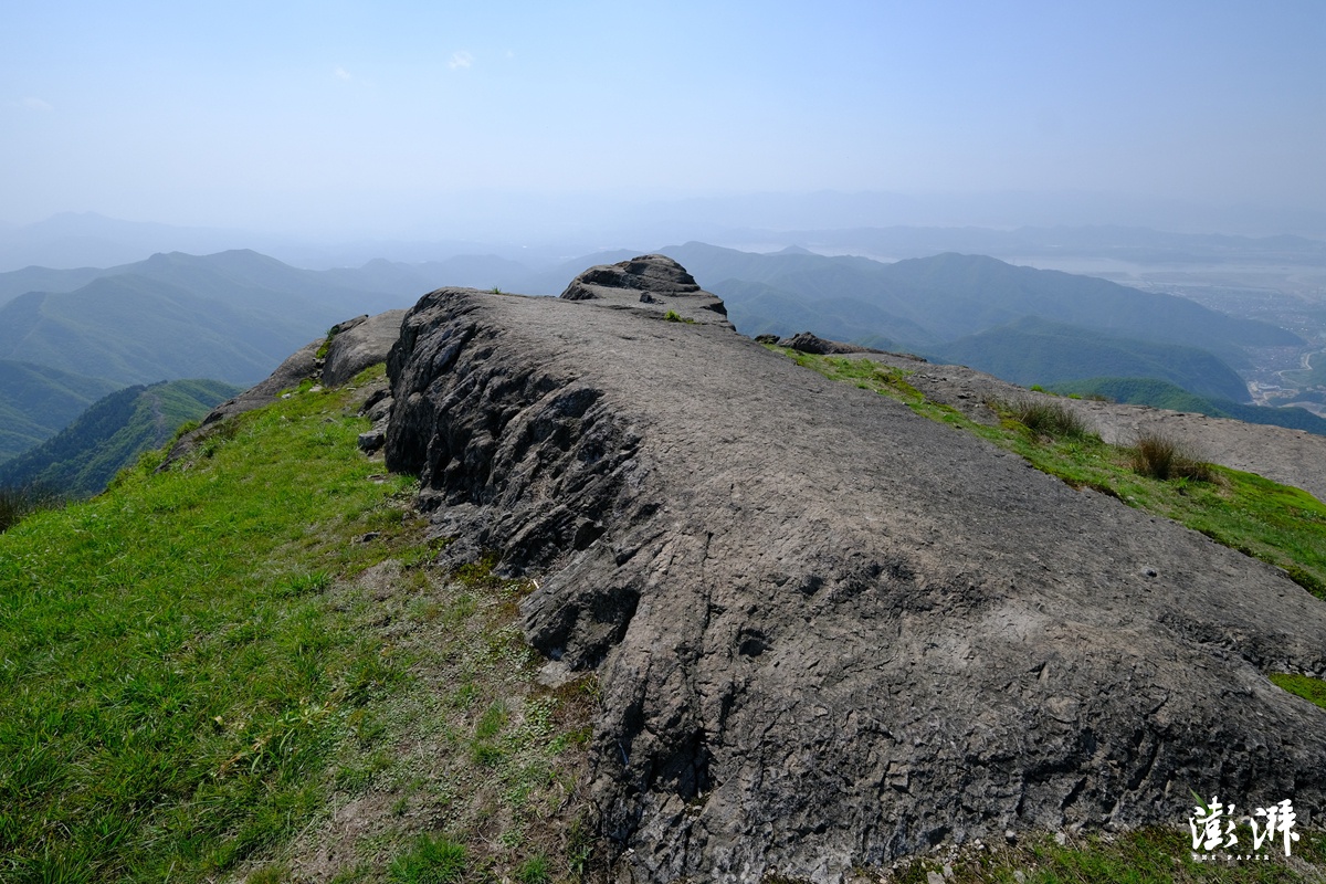 摩柱峰顶上平坦的岩浆岩