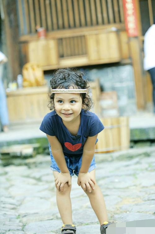 刘烨女儿霓娜参加马术比赛小小年纪又酷又飒小公主晒成黑妹