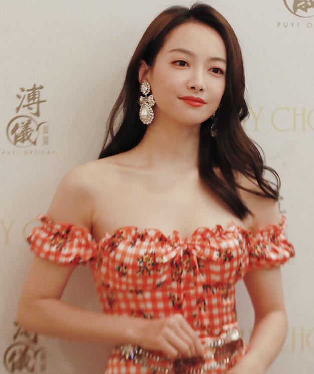 宋茜身穿万元抹胸短裙大秀优越肩颈线链条金边眼镜俏皮灵动