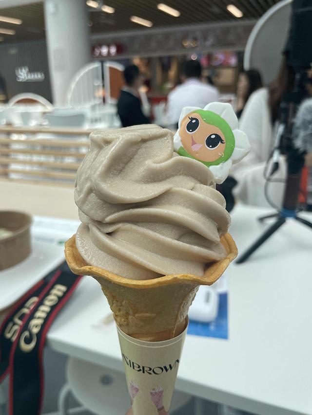 上海花博园又现打卡新方式，“主角”是两根定制雪糕休闲区蓝鸢梦想 - Www.slyday.coM