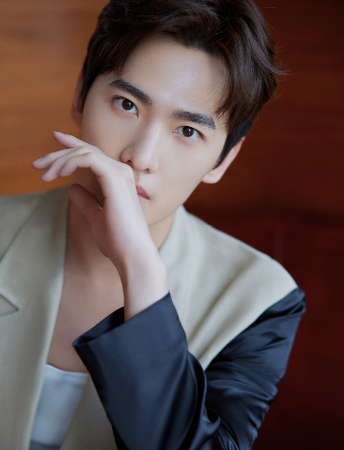 杨洋身穿v领西装似优雅王子五官精致俊朗时尚表现力爆棚
