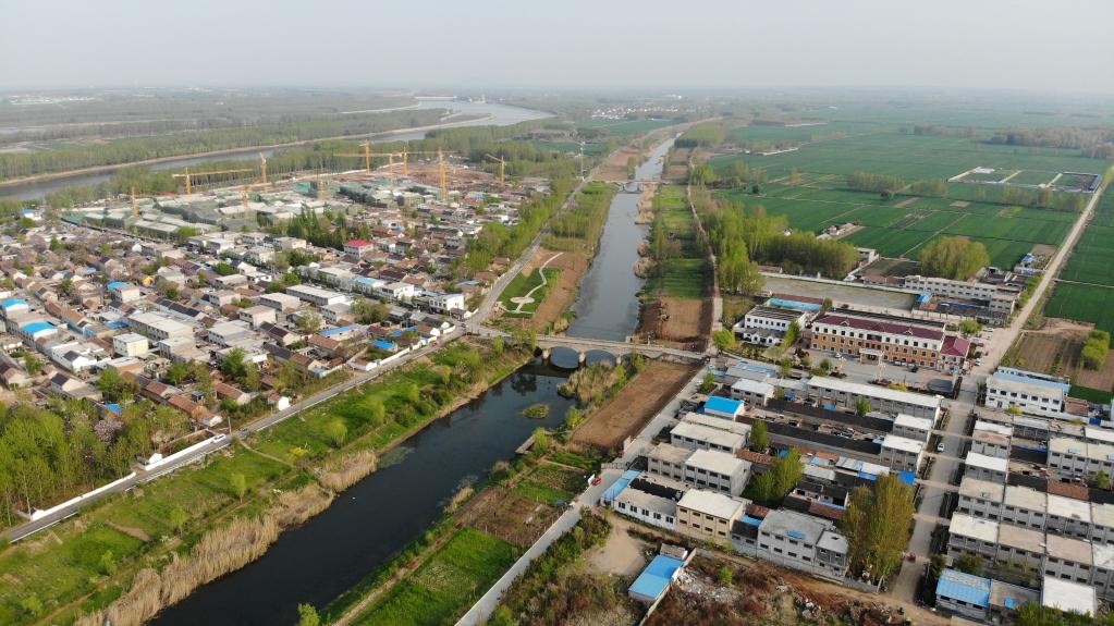 这是4月13日拍摄的沂蒙老区临沭县曹庄镇朱村(无人机照片)。新华社记者王凯摄