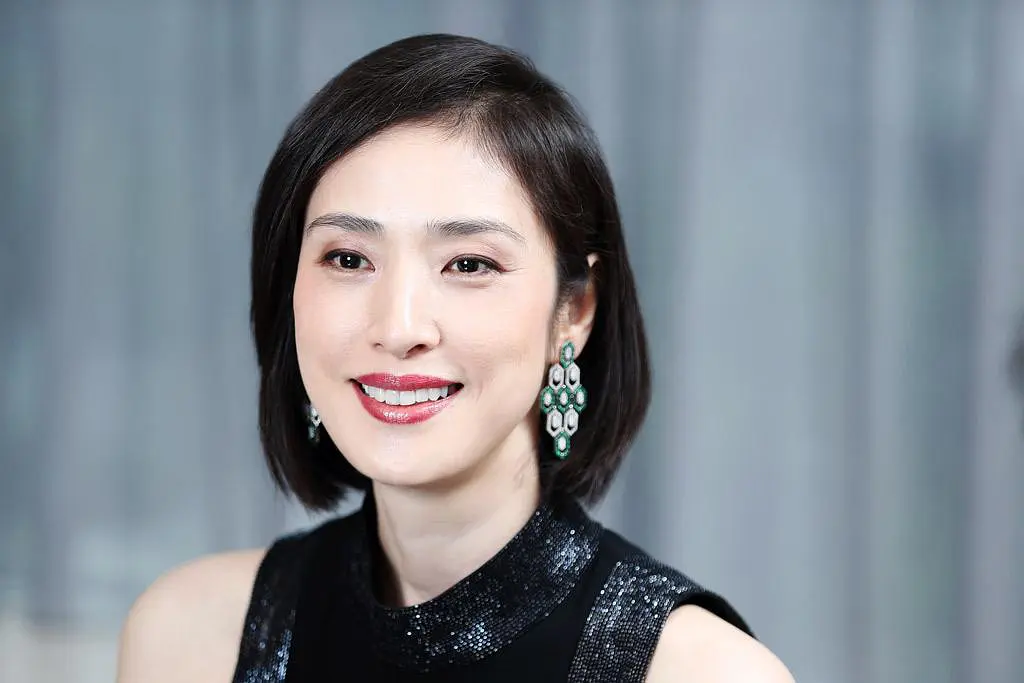 54岁天海祐希惊艳众人 她的源于来自由内而外的自信 吉川晃司 天海祐希 宝冢 新浪新闻 54岁天海祐希惊艳众人 她的源于来自由内而外的自信 吉川晃司 天海祐希 宝冢 新浪新闻