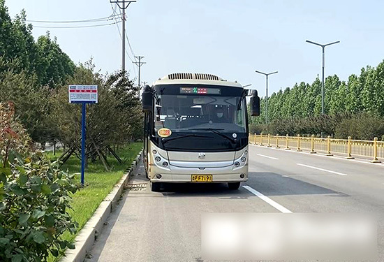 "5月11日是聊城市城区k332路公交车线路调整后的第一天,希杰集团员工