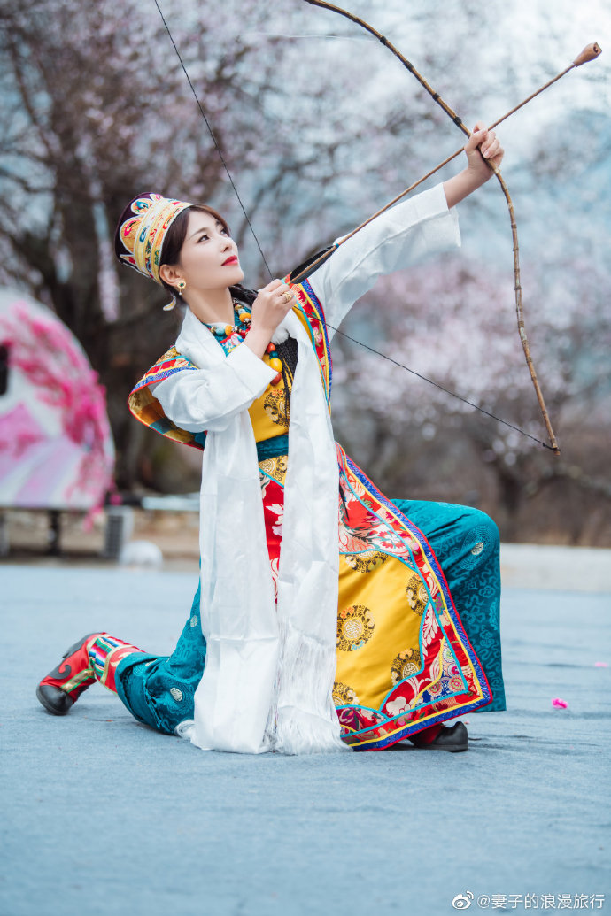 刘涛,蒋勤勤,秦海璐着民族服饰化身藏族姑娘  体验林芝之旅