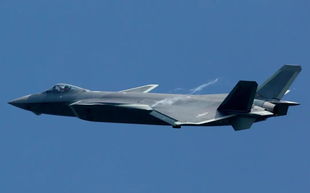 歼20战斗机为何做得那么精致指甲厚的凸起就可能破坏隐身