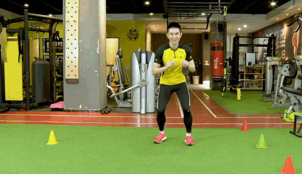 摆放在地面,在自己身体的两侧左右不对称地放置,以便调整折返跑的难度