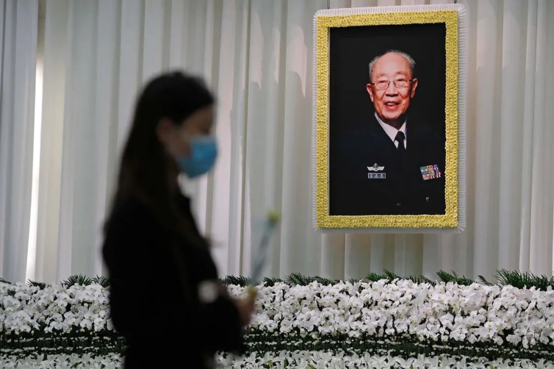 26日8时30分,吴孟超的遗体告别仪式在上海龙华殡仪馆举行.