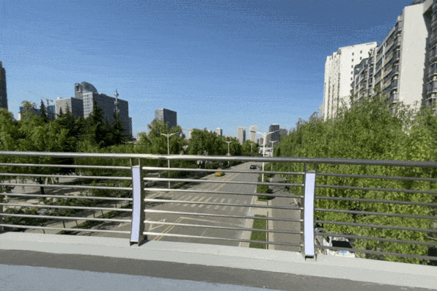 木塔寺无障碍人行天桥长110米左右,桥面宽4米,全桥共设置3处上下行出