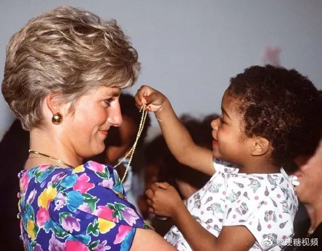 戴安娜王妃在巴西圣保罗的一个艾滋病患救助站，抱起一个HIV阳性的小孩