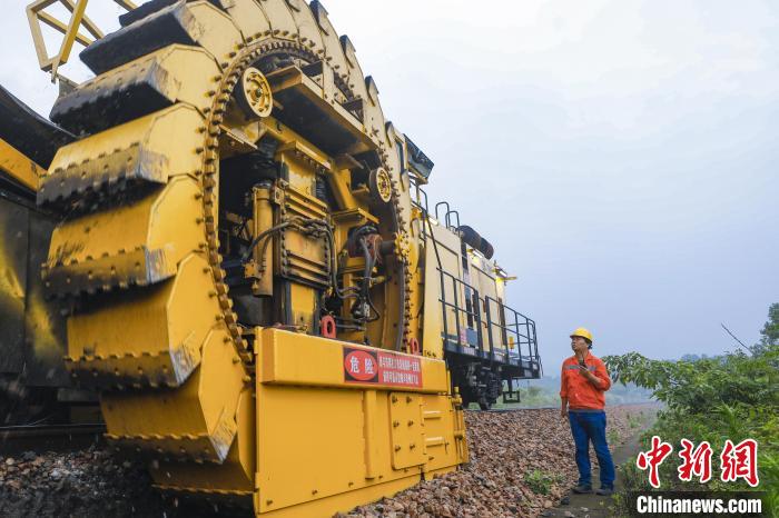 机械段还采用了bs-1200高效边坡清筛机对铁路道床边坡进行清筛作业