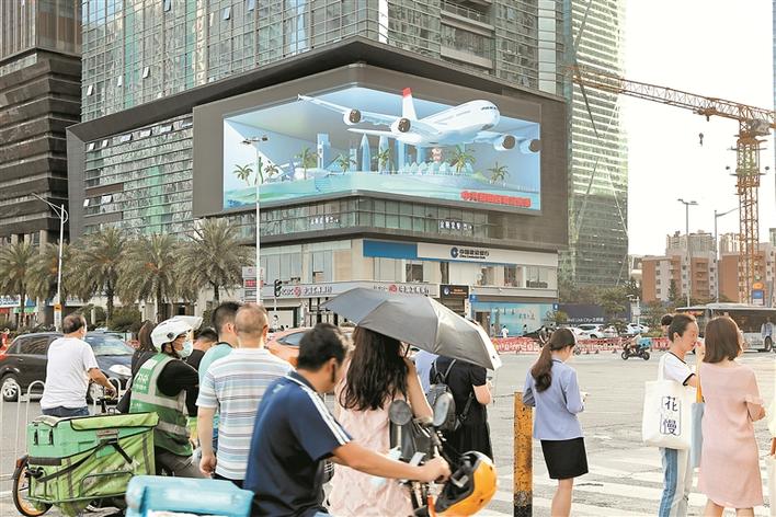 深圳晚报记者 张焱焱 摄这块户外广告屏的宣传画面以"湾区枢纽,万象