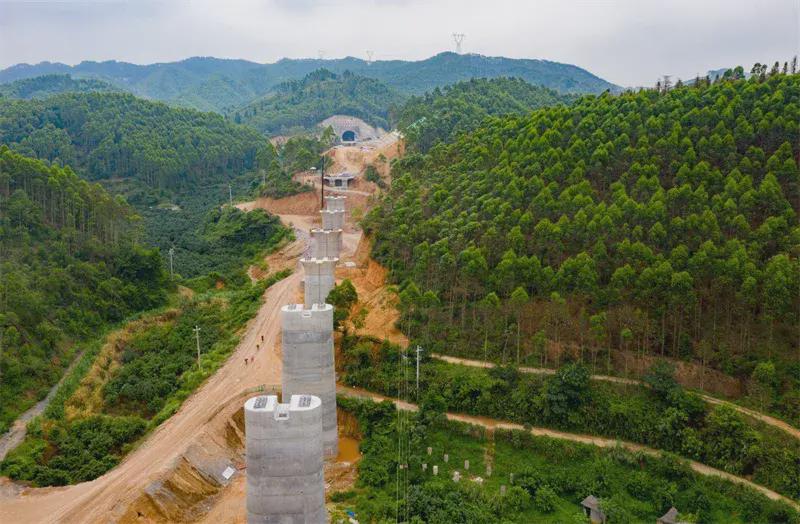 南玉铁路王子岭2号隧道顺利贯通|南玉|铁路|南宁_新浪新闻
