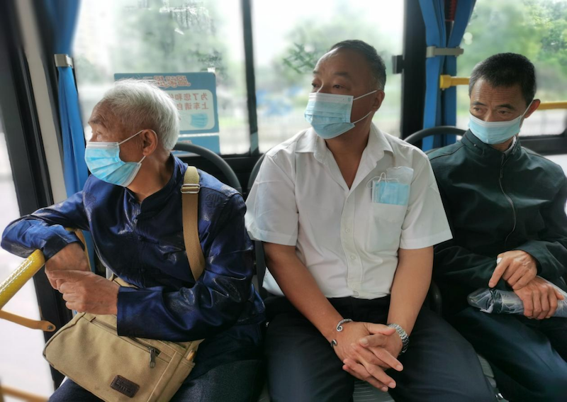 乘客乘坐公交车(央广网发 杨丽华摄)