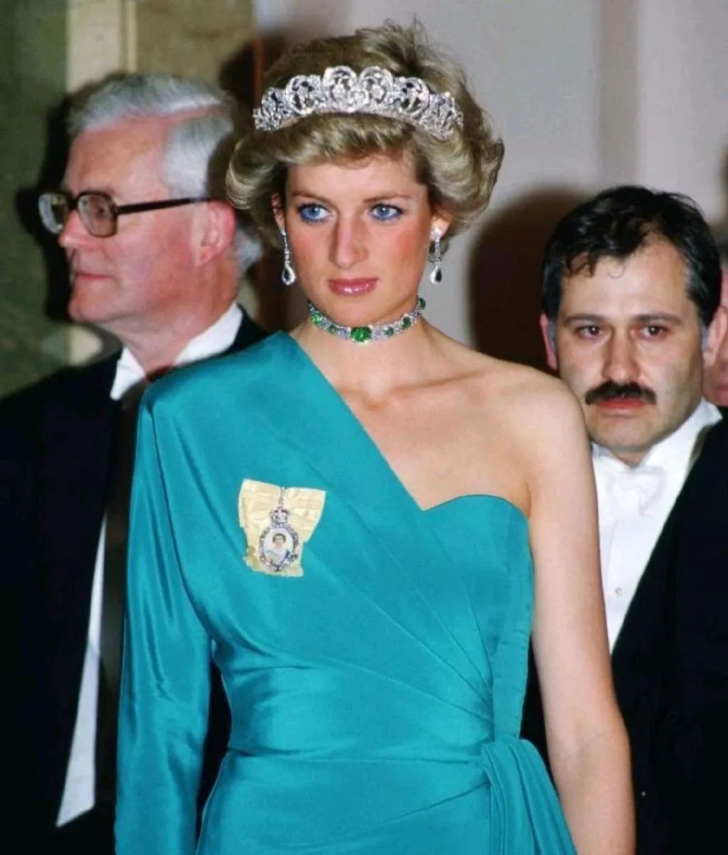 Princess Diana wearing the Royal Family Order of the Queen in 1983 ...