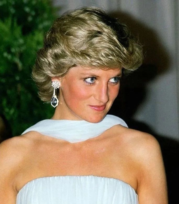 1987年戛纳电影节 戴安娜王妃身穿 Catherine Walker 冰蓝色露肩晚礼服