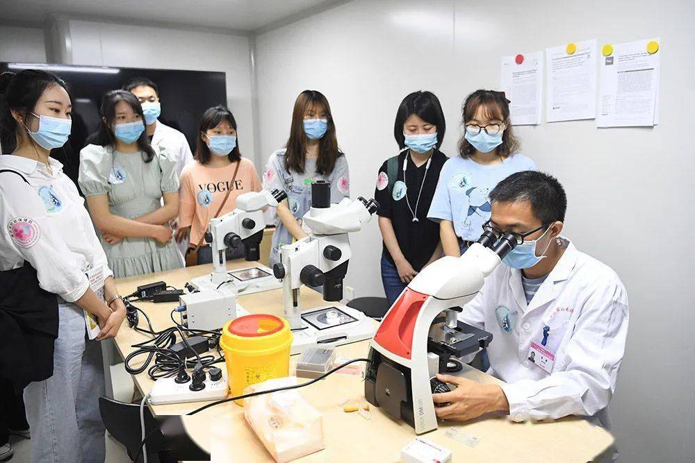 大学生在重点实验室内观摩(央广网发 重庆市妇幼保健院供图)