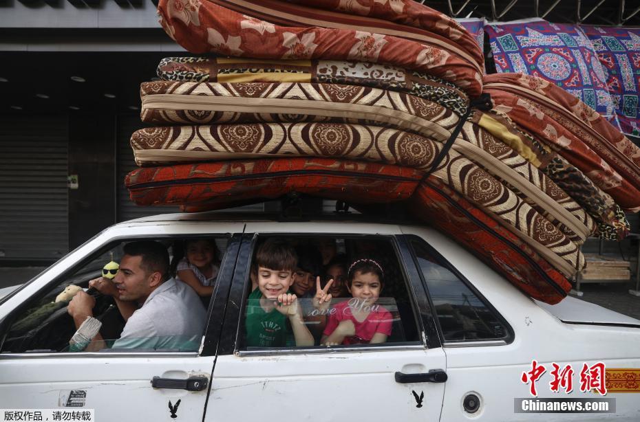 资料图：当地时间5月21日，加沙地带，当地一个家庭正开车返回自己家中。