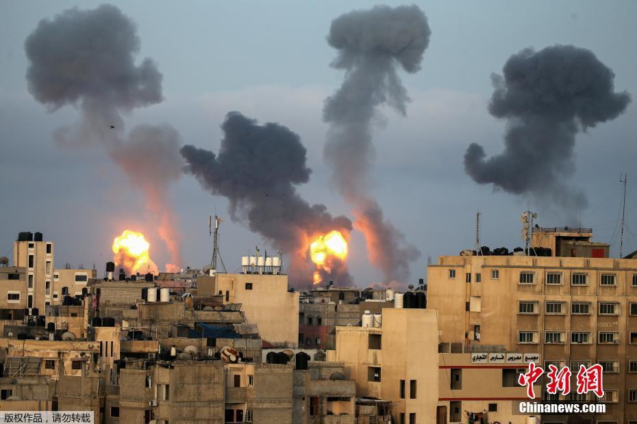 资料图：当地时间5月11日，巴以冲突期间，加沙地区的建筑群上空生起阵阵爆炸过后的烟雾。